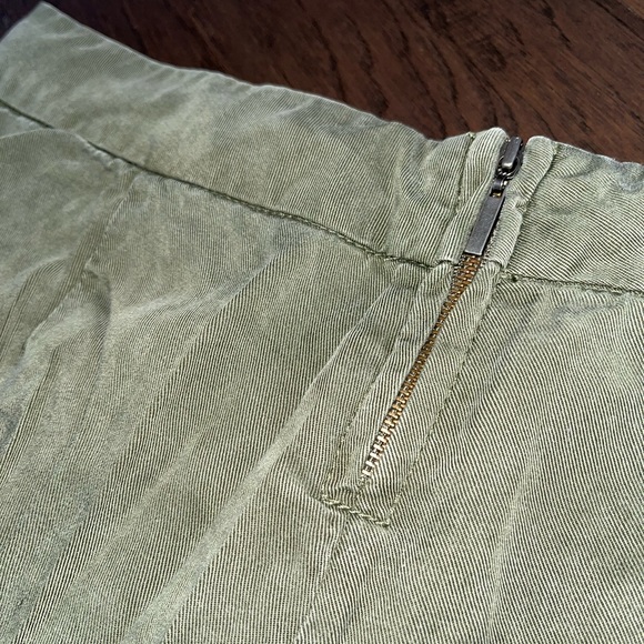 Size 4 women’s green shorts - Picture 3 of 3